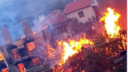 Две къщи във велинградското село Биркова са сериозно обгорели а