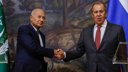 Руският външен министър Сергей Лавров (вдясно) се ръкува с генералния секретар на Арабската лига Ахмед Абул Гейт по време на срещата им в Москва, 9 октомври 2023 г.