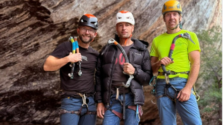 Ивайло Ангелов (в средата) и авторът на маршрута (вдясно)