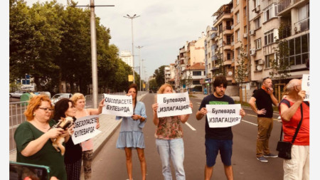Протест в Бургас затвори участък от възловия булевард Демокрация Именно