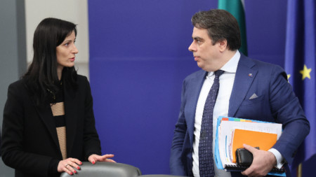 Вицепремиерът и външен министър Мария Габриел и министърът на финансите Асен Василев на заседанието на Тристранния съвет в МС - 21 ноември 2023 г.
