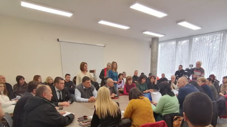 Всички присъстващи на срещата граждани категорично отхвърлиха внесеното инвестиционно намерение за преработка на вредни вещества на територията на град Перник. 