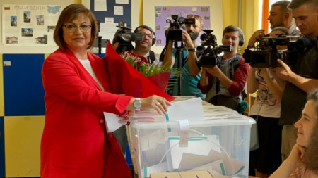 Корнелия Нинова гласува с хартиена бюлетина в 25 ОУ “Д-р Петър Берон” в София