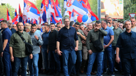Сръбският президент Александър Вучич (в средата), премиерът Джуро Мацут и вицепремиерът и министър на вътрешните работи Ивица Дачич се включиха в контрапротест, организиран от управляващата Сръбска прогресивна партия, който се обявява против деветмесечните блокади и протести, оглавени от студентите в Сърбия, 13 септември 2025 г.