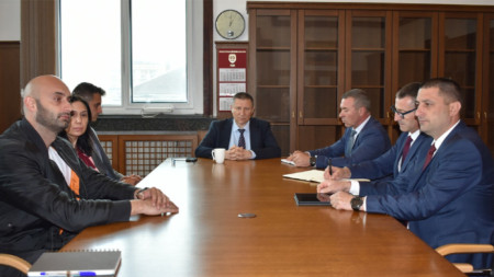 Ushtruesi i detyrës së Prokurorit të Përgjithshëm Borisllav Sarafov (në qendër) në takimin lidhur me masat e Prokurorisë dhe Ministrisë së Punëve të Brendshme