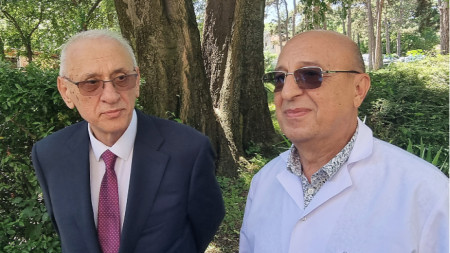 Министърът на здравеопазването доц. д-р Силви Кирилов (вляво) и директорът на МБАЛ - Шумен д-р Димитър Костов (вдясно).