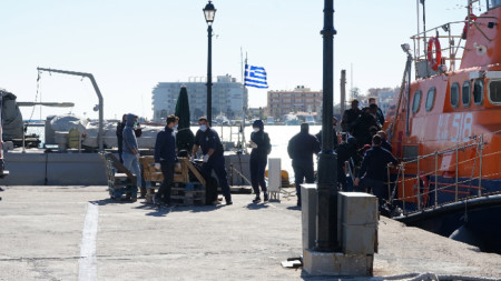 Снимката е илюстративна -  мигранти, спасени от лодка в морето, слизат на пристанището на остров Хиос - 26 октомври 2021 г. 