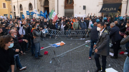 На протеста в Рим срещу ограничителните мерки се стигна до сблъсъци.