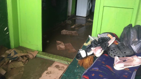 Приземният етаж на училището в с. Камен е наводнен, детската градина - също