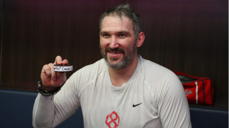 Александър Овечкив с шайбата, с която вкара юбилейния гол.