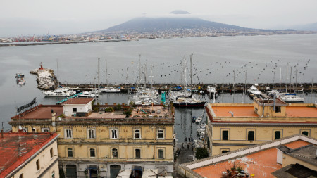 Изглед към Неаполския залив и вулкана Везувий.