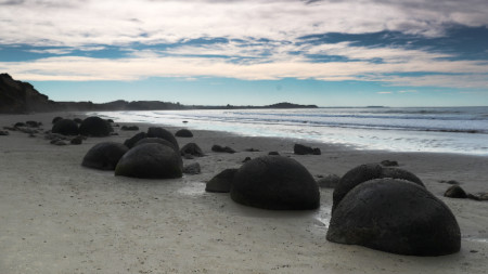Каменните сфери Моераки на плажа Коекохе в Нова Зеландия.