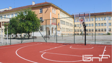 Нови или ремонтирани площадки за 6 училища в община Хасково