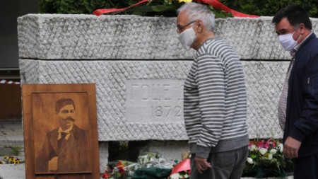 Полагане на цветя пред гроба и паметника на Гоце Делчев в Скопие.