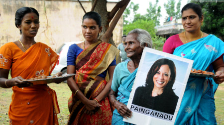 Индийки приветстват избирането на Камала Харис край родното село на дядо по майчина линия в щата Тамил Наду.