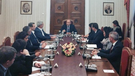 Președintele bulgar Rumen Radev (în centru) și liderii sindicatelor 