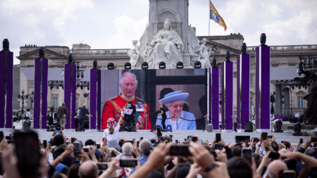 Портретите на Елизабет Втора и принца на Уелс Чарлз, показани на голям екран по време на тържествата на платинения юбилей на британската кралица в Лондон.