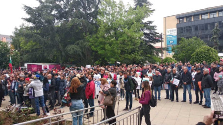 Незабавно освобождаване от затвора на петимата полицаи от Благоевград и възобновяване на делото поискаха стотици жители и представители на различни организации на протест пред сградата на съда в областния център.
