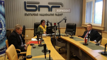 Румен Петков (л), Диана Янкулова и Бойко Ноев (д) в студиото на 