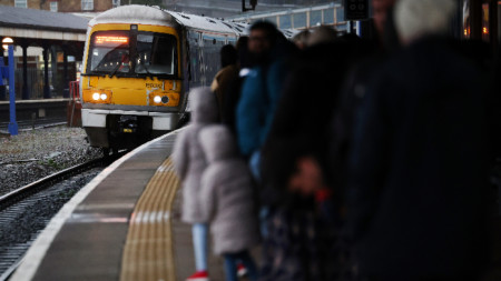Пътници чакат влак в Лондон, Великобритания, 30 декември 2023 г.