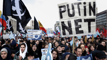 Протестът в Москва е заради планове за нови ограничения в интернет, включително тестово изключване на руския сегмент от глобалната мрежа.