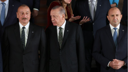 Президентите на Азербайджан Илхам Алиев (вляво), на Турция - Реджеп Тайип Ердоган (в центъра,) на България - Румен Радев, на общата снимка от Срещата на Европейската политическа общност в Прага, архив, октомври 2022 г.