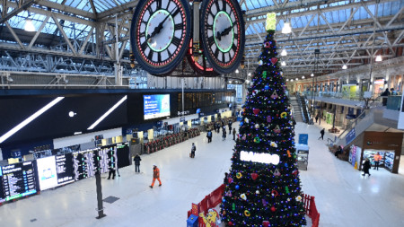 Празната гара Waterloo по време на час пик в Лондон, Великобритания, 13 декември 2022 г.  Членовете на синдиката на железопътните работници RMT започнаха нова вълна от стачни действия, причинявайки големи смущения в железопътната мрежа на Обединеното кралство.