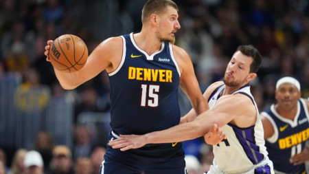 Никола Йокич (15) допринесе за победата на Денвър над Сакраменто с 34 точки и 14 асистенции.