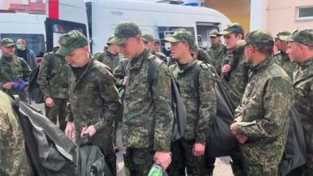 Освободени руски военнопленници се качват на автобус на украинско-беларуската граница, 6 май 2025 г.