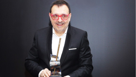 Проф. Любомир Стойков с наградата 