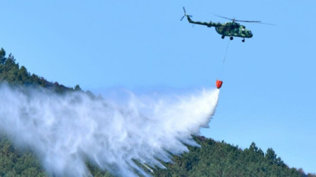 Хеликоптер и днес се включва в потушаването на пожара край
