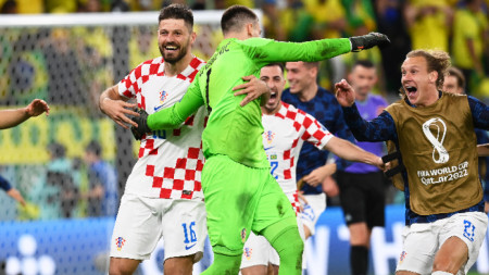 Футболистите на Хърватия гонят Доминик Ливакович, който отчая нападателите на Бразилия в четвъртфинал от световното в Катар