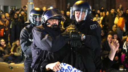 Полицаи арестуват участник в пропалестинска демонстрация в Берлин, 19 октомври 2023 г.