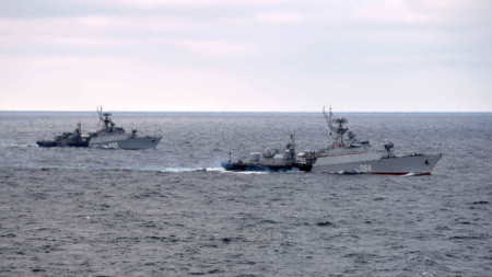 15 бойни кораба на Каспийската флотилия преминаха под Кримския мост