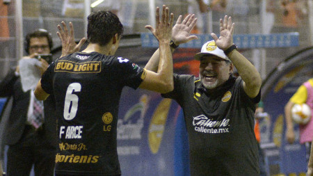 Марадона поздравява своя футболист Арсе.