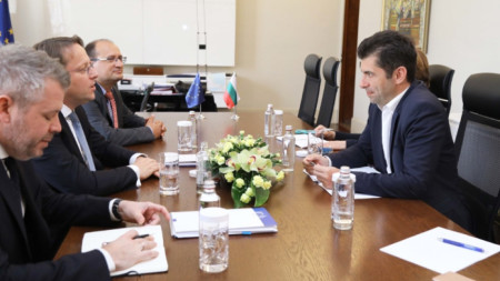 Министър председателят Кирил Петков проведе среща с европейския комисар по съседство