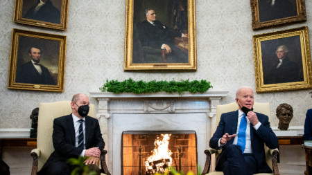 Президентът на САЩ Джо Байдън се среща с германския канцлер Олаф Шолц в Овалния кабинет на Белия дом във Вашингтон, 7 февруари 2022 г.