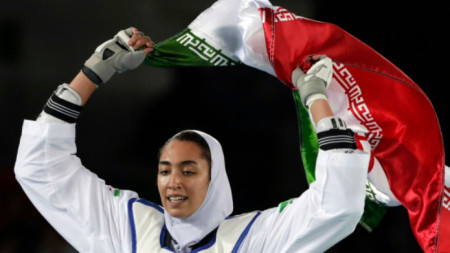 Иранските състезателки Кимия Ализаде и Дина Пурюнес пристигат в България