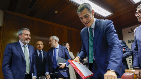 Испанският премиер Педро Санчес (на преден план вдясно) си тръгва, след като се яви пред анкетната комисия на Сената по случая Колдо - 30 октомври 2025 г. Бившият министър Хосе Луис Абалос, неговият съветник Колдо Гарсия и бившият организационен секретар на Социалистическата партия Сантос Сердан са разследвани по предполагаемо дело за корупция в Социалистическата партия.