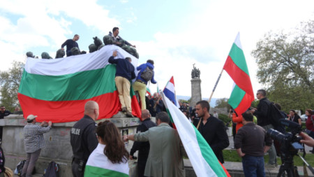 Инициативата за опаковане на паметника на съветската армия с българското