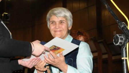Тоня Капсъзова получава награда 