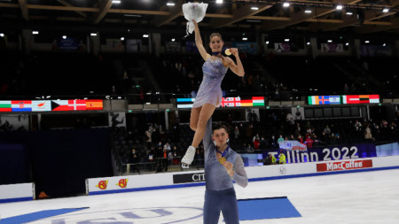 Световните шампиони Анастасия Мишина и Александър Галямов от Русия спечелиха