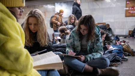 Ученици в клас в метрото на Киев след поредната въздушна тревога заради руски атаки, 10 февруари 2012