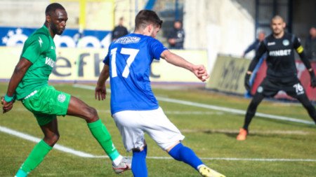 Футболистите на Спартак и Ботев Враца си вкараха общо три гола във Варна