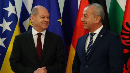 Канцлерът на Германия Олаф Шолц (вляво) и премиерът на България Гълъб Донев