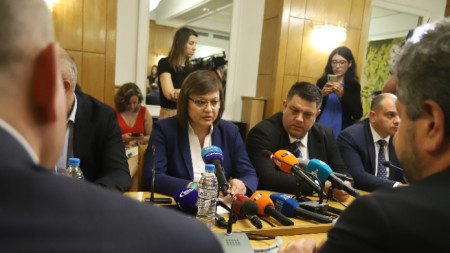 Корнелия Нинова (в центъра) по време на преговорите с ДБ - 21 юли 2022 г.