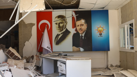 Плакати с образите на Ататюрк и Ердоган висят непокътнати след земетресението в Турция и Сирия, причинило огромни щети. Февруари 2023 г.