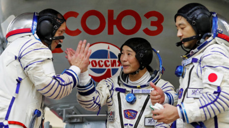 Александър Мисуркин (вляво) ще полети към МКС в компанията на двама японци