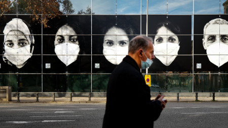Испания обмисля премахването на задължителното носене на маски в закрити