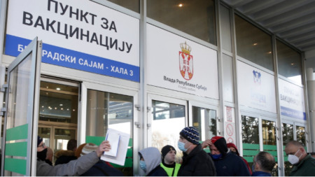 В Сърбия първите 100 ваксинирани на опашка в търговски център